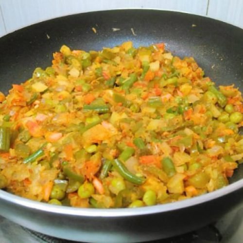 Cook vegetables for Tawa Pulao