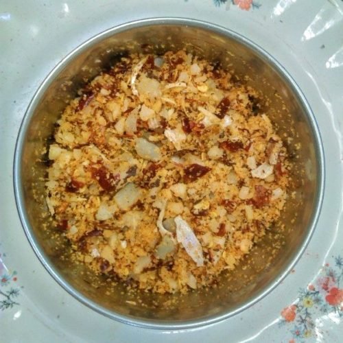 Grinding ingredients for Dry Garlic Chutney