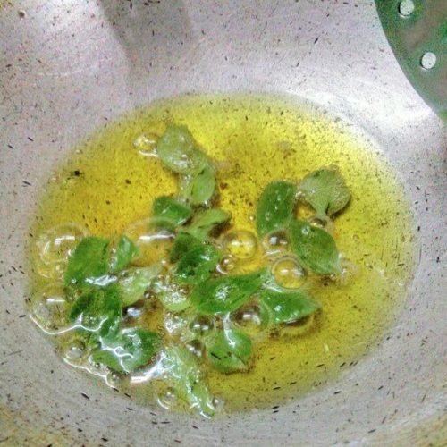 Frying curry leaves for Khara Boondi